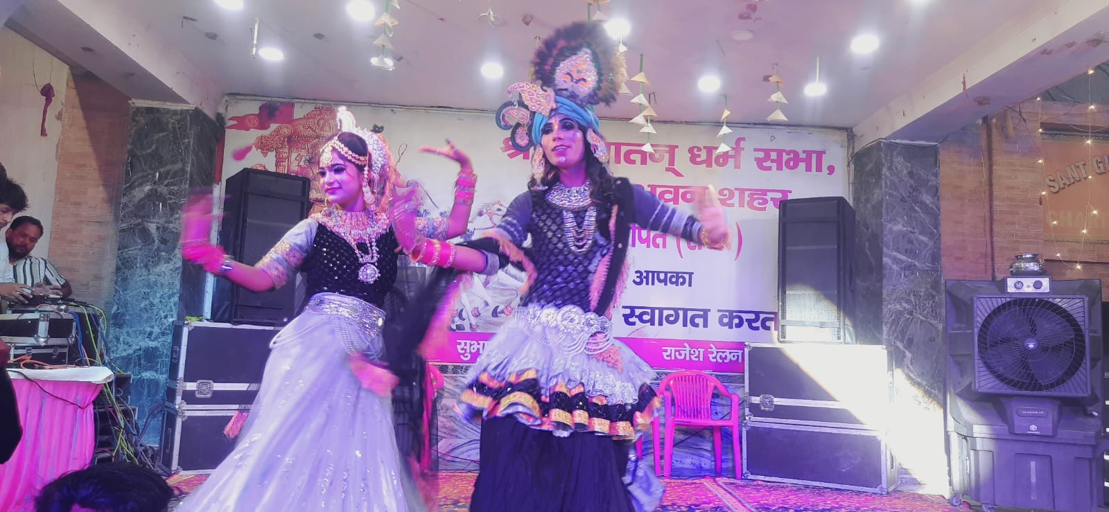 फोटो : सोनीपत के गीता भवन मंदिर में जन्माष्टमी पर्व के मौके पर लड्डू गोपाल को झूला झुलाते दंपती फोटो : सोनीपत के गीता भवन मंदिर में जन्माष्टमी पर्व के मौके पर लड्डू गोपाल को झूला झुलाते दंपती