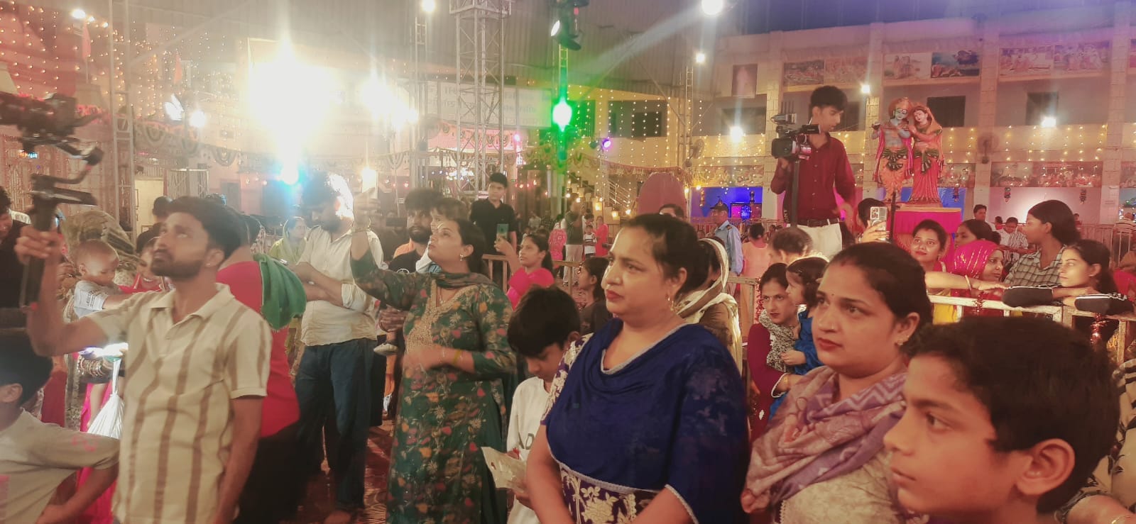 फोटो : सोनीपत के गीता भवन मंदिर में जन्माष्टमी पर्व के मौके पर लड्डू गोपाल को झूला झुलाते दंपती फोटो : सोनीपत के गीता भवन मंदिर में जन्माष्टमी पर्व के मौके पर लड्डू गोपाल को झूला झुलाते दंपती
