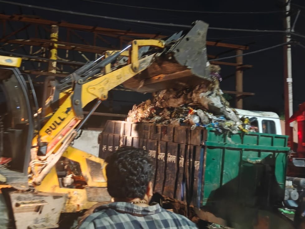 फोटो : सोनीपत नगर कार्यालय के गेट पर धरनास्थल पर मुंडन कराने के बाद नारेबाजी करते हड़ताली कर्मच फोटो : सोनीपत नगर कार्यालय के गेट पर धरनास्थल पर मुंडन कराने के बाद नारेबाजी करते हड़ताली कर्मच