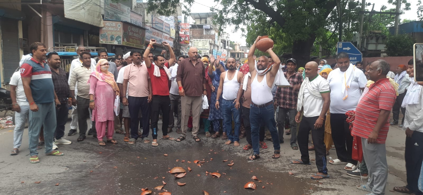 फोटो : सोनीपत नगर कार्यालय के गेट पर धरनास्थल पर मुंडन कराने के बाद नारेबाजी करते हड़ताली कर्मच फोटो : सोनीपत नगर कार्यालय के गेट पर धरनास्थल पर मुंडन कराने के बाद नारेबाजी करते हड़ताली कर्मच