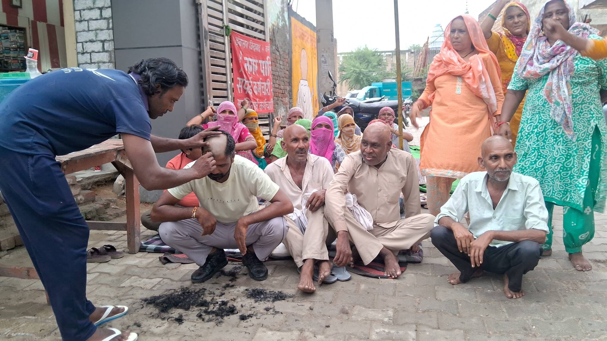 फोटो : सोनीपत नगर कार्यालय के गेट पर धरनास्थल पर मुंडन कराने के बाद नारेबाजी करते हड़ताली कर्मच फोटो : सोनीपत नगर कार्यालय के गेट पर धरनास्थल पर मुंडन कराने के बाद नारेबाजी करते हड़ताली कर्मच