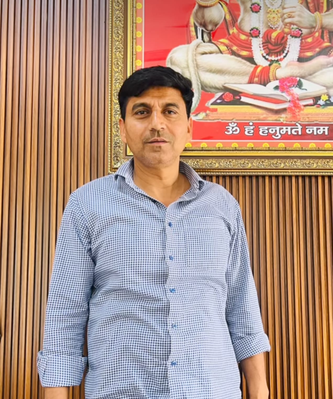 फोटो :: दिल्ली के नरेला में धरने के दौरान प्रमोद के भाई विनोद को गले लगाते डीसीपी शंशाक जायसवाल