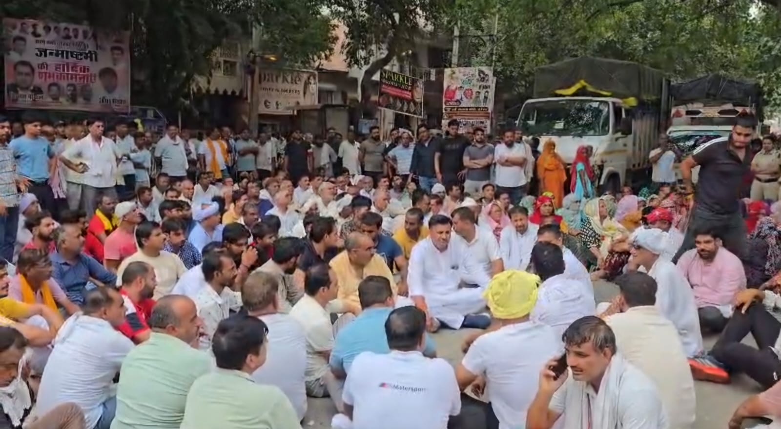 फोटो :: दिल्ली के नरेला में धरने के दौरान प्रमोद के भाई विनोद को गले लगाते डीसीपी शंशाक जायसवाल