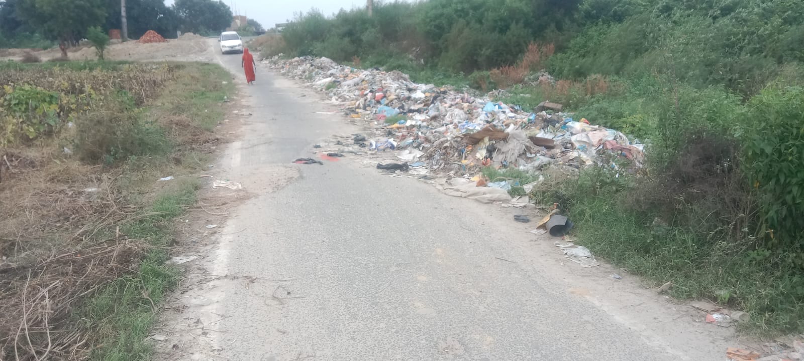 फोटो10-कासगंज में सोरोंजी मार्ग पर फैंका जा रहा कूडा ।