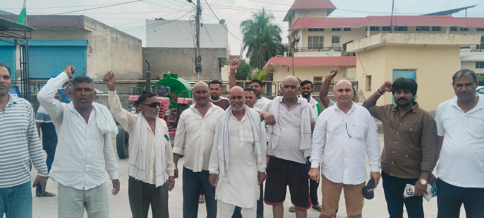 गुहला-चीका में मुंडन करवाते सफाई कर्मचारी।