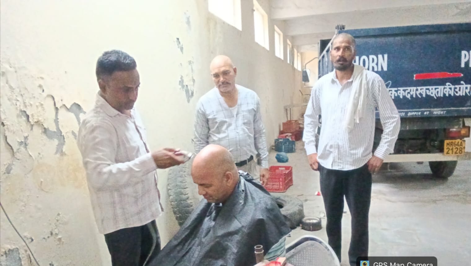 गुहला-चीका में मुंडन करवाते सफाई कर्मचारी।