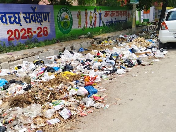 गुहला-चीका में मुंडन करवाते सफाई कर्मचारी।