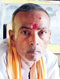 गुधनी गांव का वह भवन जिसमें स्कूल संचालित किया गया। संवाद
