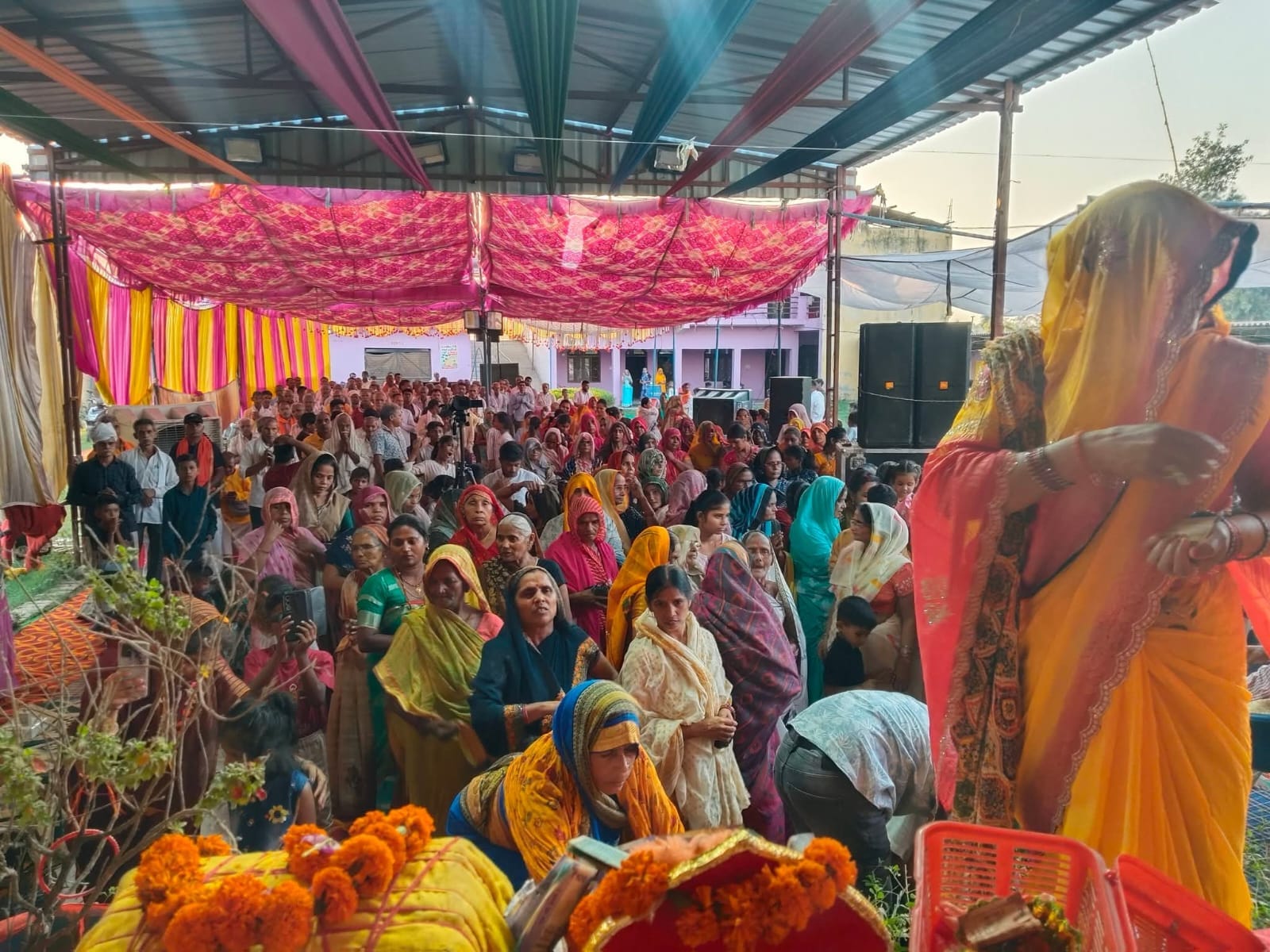 गांव धारा में निकाली गई कलश यात्रा में शामिल श्रद्धालु। स्रोत : आयोजक गांव धारा में निकाली गई कलश यात्रा में शामिल श्रद्धालु। स्रोत : आयोजक