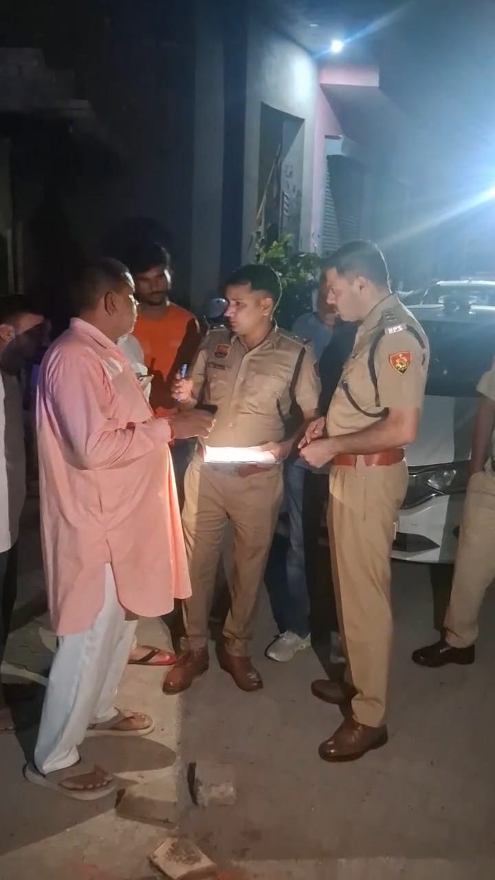 घायल युवक के बयान लेती पुलिस।सोशल मीडिया घायल युवक के बयान लेती पुलिस।सोशल मीडिया