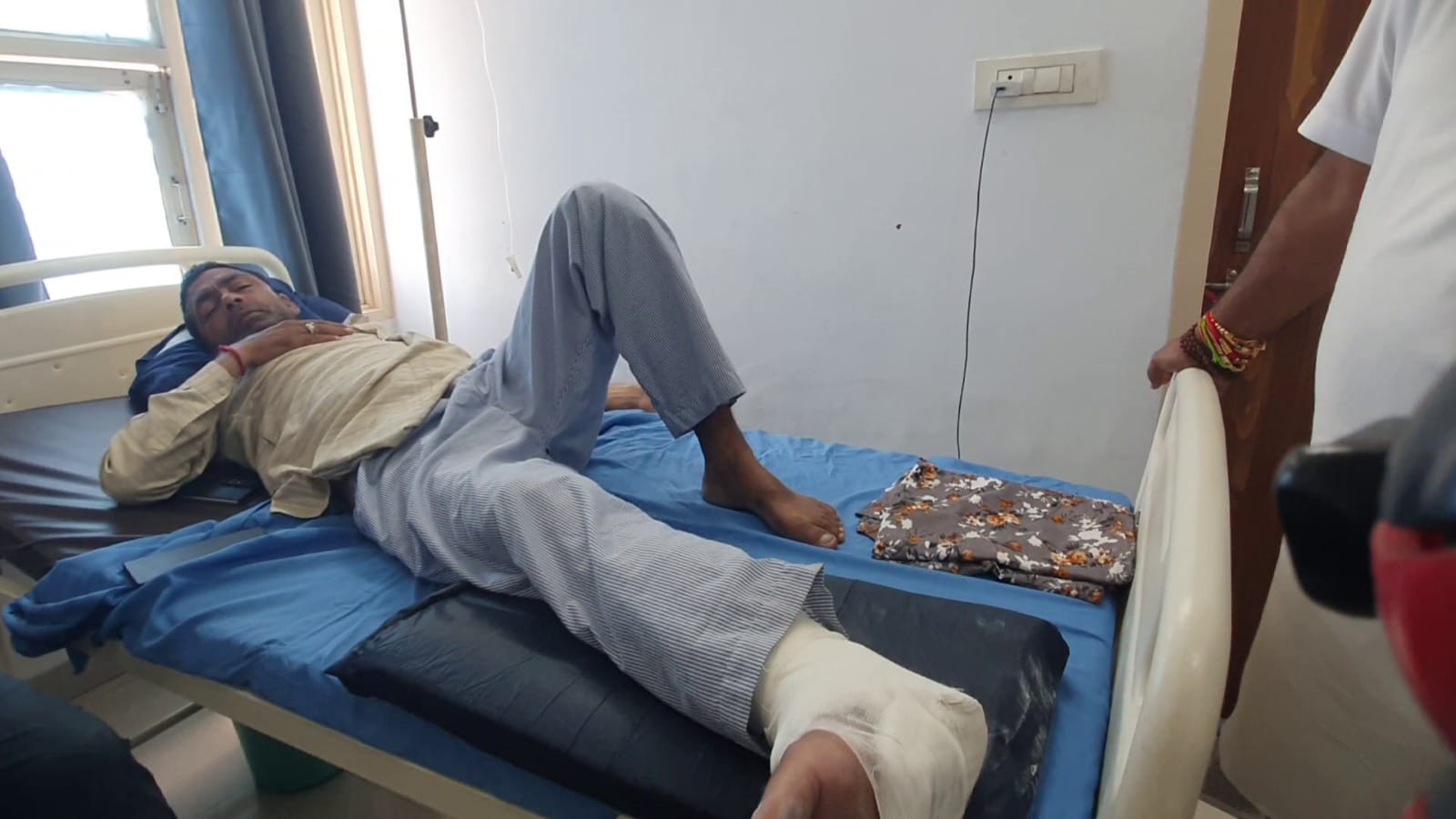घायल युवक के बयान लेती पुलिस।सोशल मीडिया घायल युवक के बयान लेती पुलिस।सोशल मीडिया