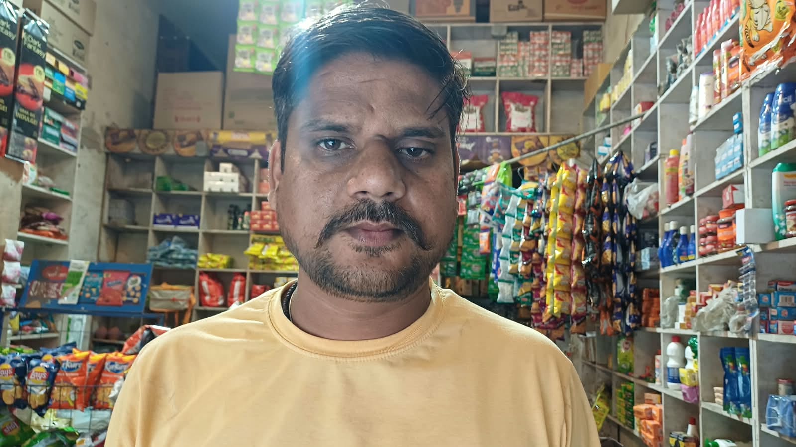 होमगंज में दुकान से खरीददारी करता ग्राहक। संवाद होमगंज में दुकान से खरीददारी करता ग्राहक। संवाद