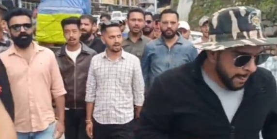 हादसे में छात्रा की मौत, घायलों को अस्पताल में नहीं मिली सुविधाएं नही मिलने पर युवाओं ने निकाल हादसे में छात्रा की मौत, घायलों को अस्पताल में नहीं मिली सुविधाएं नही मिलने पर युवाओं ने निकाल