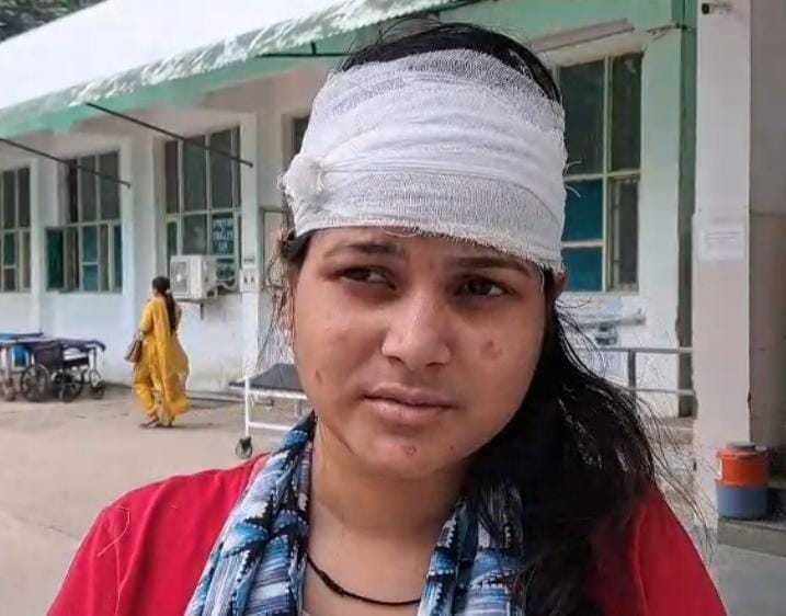 हादसे में क्षतिग्रस्त कार। स्रोत: वीडियो ग्रैब हादसे में क्षतिग्रस्त कार। स्रोत: वीडियो ग्रैब