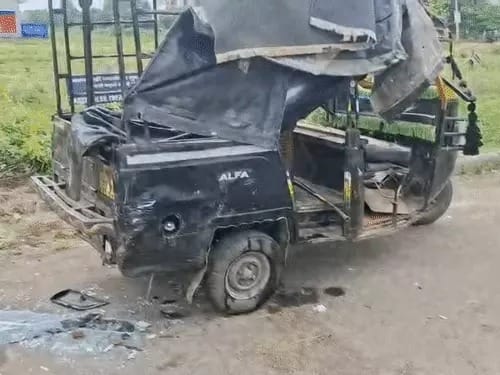 हादसे में क्षतिग्रस्त कार। स्रोत: वीडियो ग्रैब हादसे में क्षतिग्रस्त कार। स्रोत: वीडियो ग्रैब