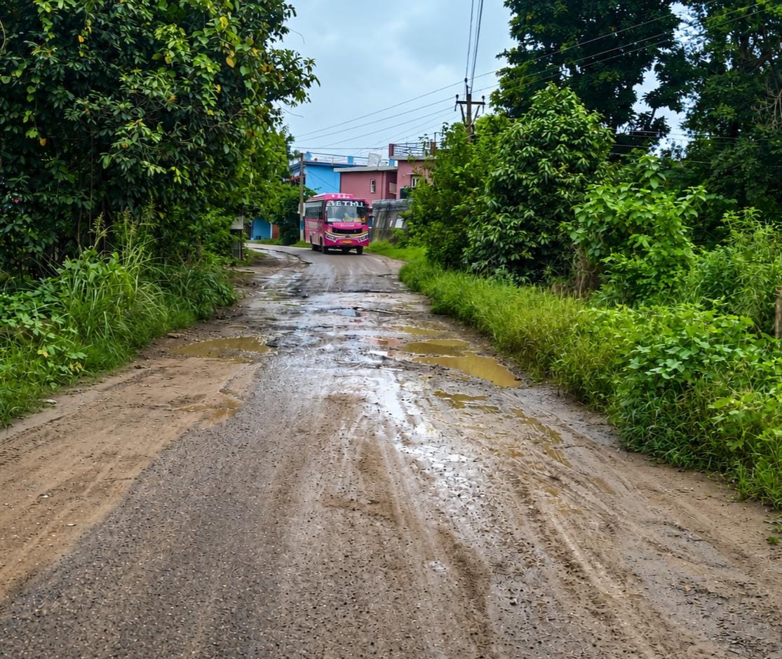 इंदौरा-गंगथ रोड के खस्ताहाल। संवाद इंदौरा-गंगथ रोड के खस्ताहाल। संवाद