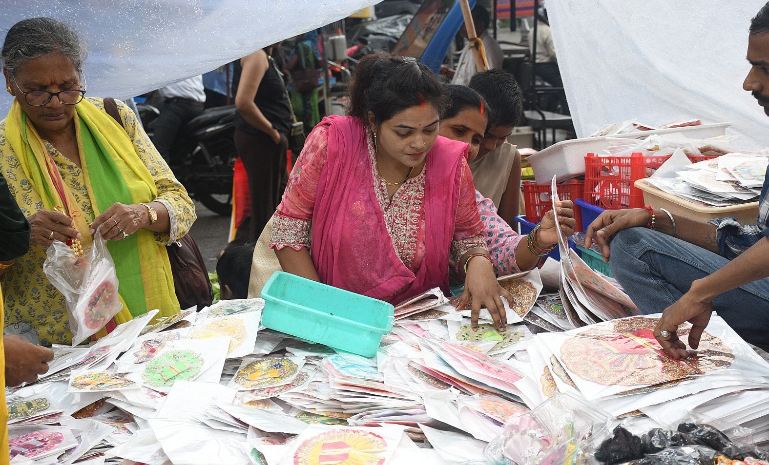 इंदिरा नगर स्थित भूतनाथ मार्केट में जन्माष्टमी के लिए खरीददारी करती महिलाएं इंदिरा नगर स्थित भूतनाथ मार्केट में जन्माष्टमी के लिए खरीददारी करती महिलाएं