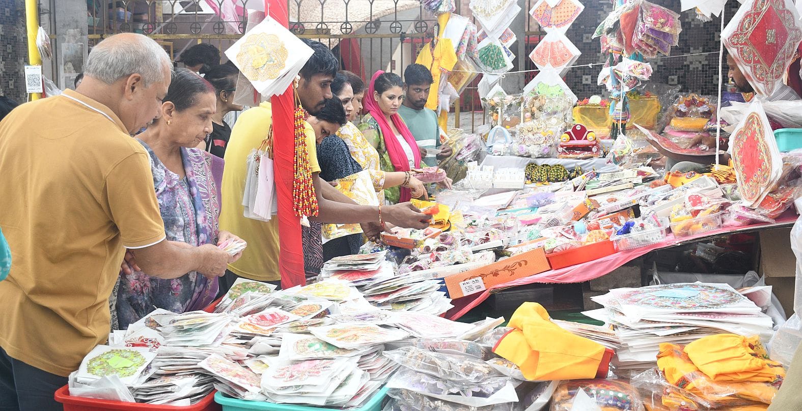 इंदिरा नगर स्थित भूतनाथ मार्केट में जन्माष्टमी के लिए खरीददारी करती महिलाएं इंदिरा नगर स्थित भूतनाथ मार्केट में जन्माष्टमी के लिए खरीददारी करती महिलाएं