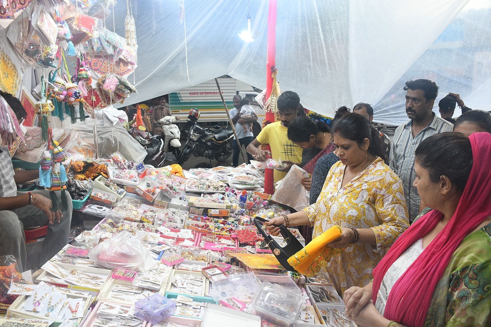 इंदिरा नगर स्थित भूतनाथ मार्केट में जन्माष्टमी के लिए खरीददारी करती महिलाएं इंदिरा नगर स्थित भूतनाथ मार्केट में जन्माष्टमी के लिए खरीददारी करती महिलाएं