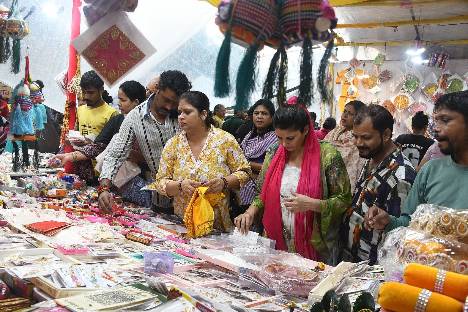 इंदिरा नगर स्थित भूतनाथ मार्केट में जन्माष्टमी के लिए खरीददारी करती महिलाएं इंदिरा नगर स्थित भूतनाथ मार्केट में जन्माष्टमी के लिए खरीददारी करती महिलाएं