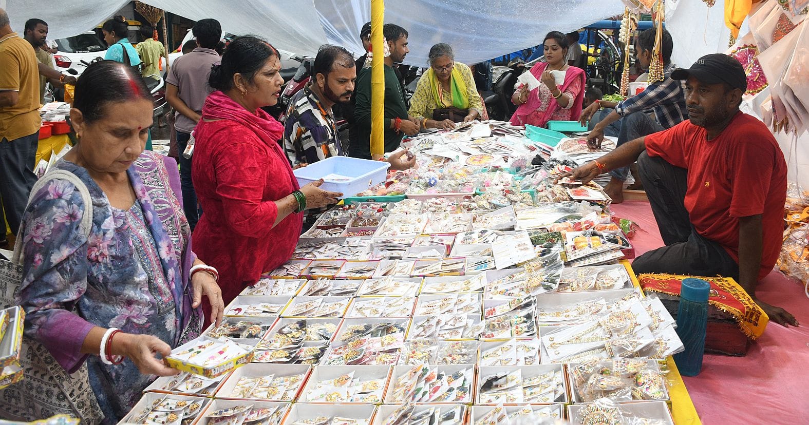 इंदिरा नगर स्थित भूतनाथ मार्केट में जन्माष्टमी के लिए खरीददारी करती महिलाएं इंदिरा नगर स्थित भूतनाथ मार्केट में जन्माष्टमी के लिए खरीददारी करती महिलाएं
