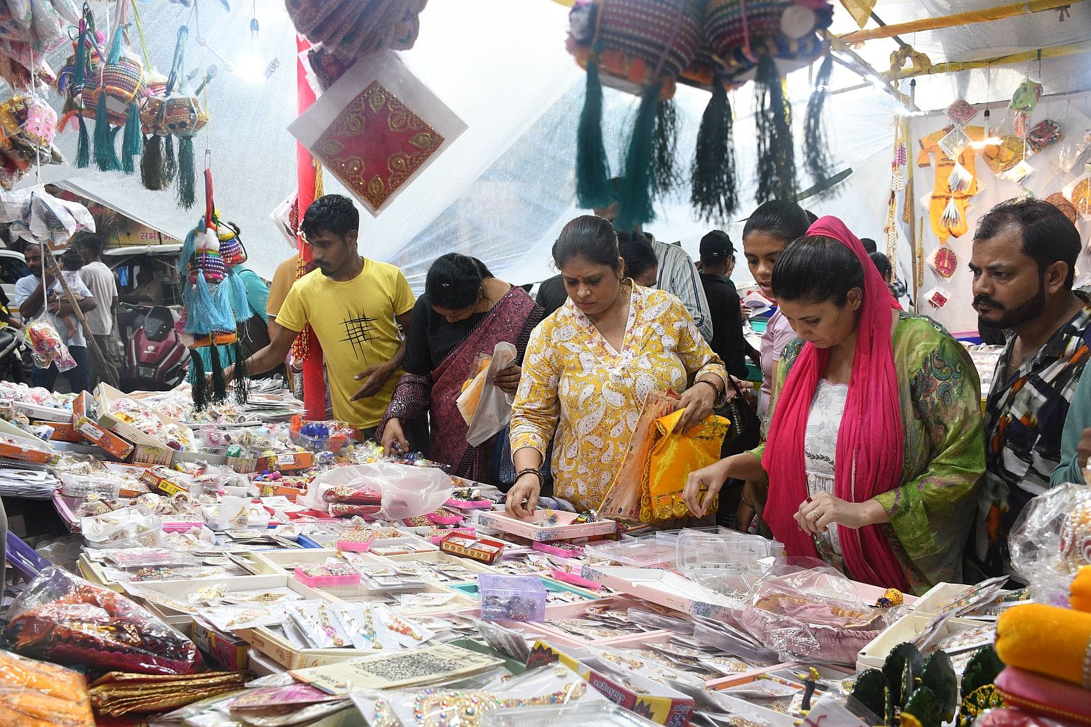 इंदिरा नगर स्थित भूतनाथ मार्केट में जन्माष्टमी के लिए खरीददारी करती महिलाएं इंदिरा नगर स्थित भूतनाथ मार्केट में जन्माष्टमी के लिए खरीददारी करती महिलाएं