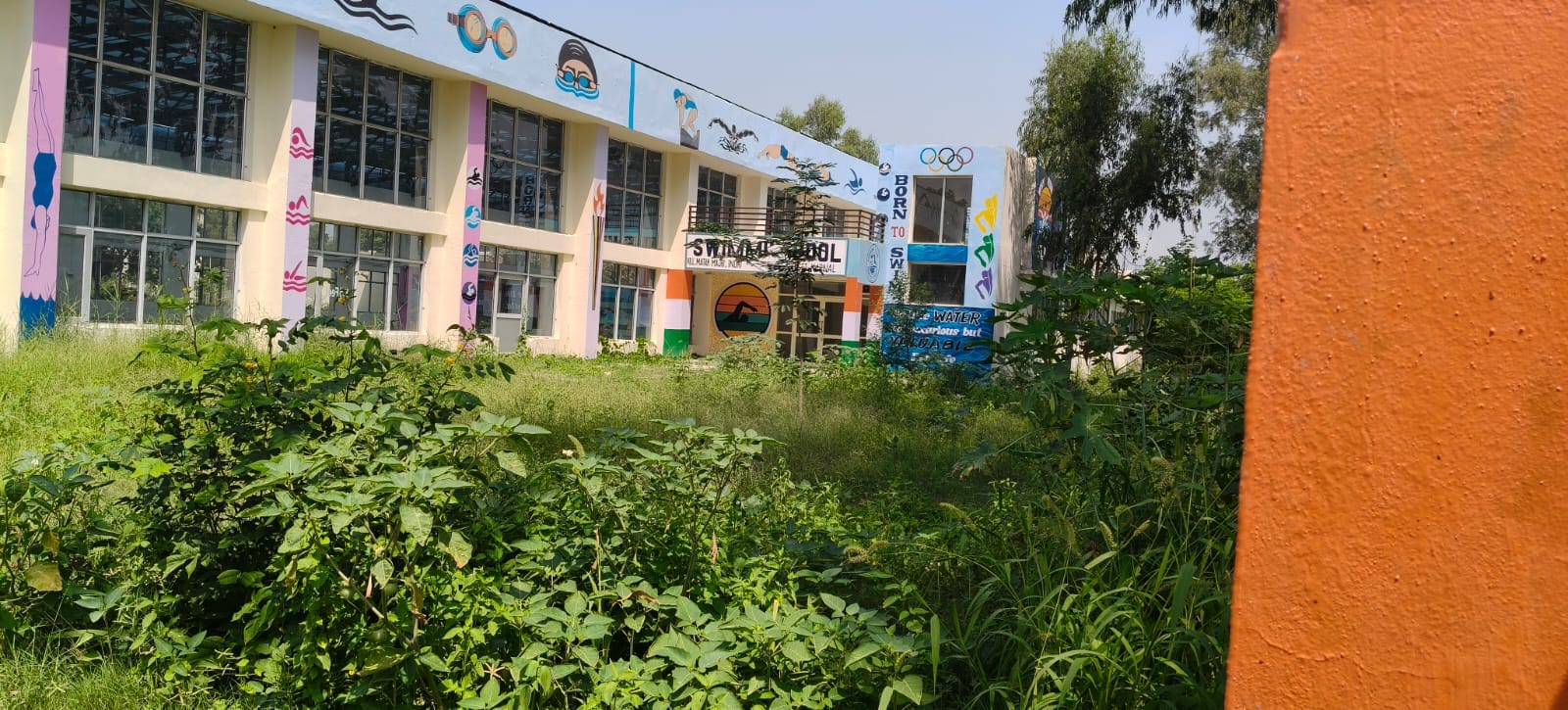 इंद्री स्वीमिंग पूल परिसर के गेट पर लटका ताला संवाद इंद्री स्वीमिंग पूल परिसर के गेट पर लटका ताला संवाद