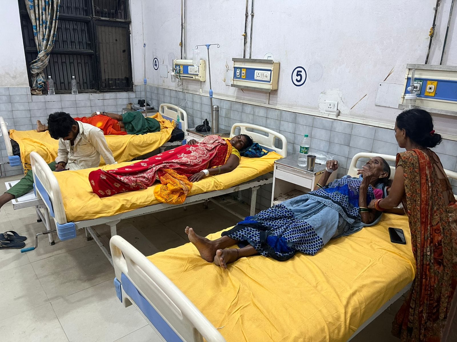जिला अस्पताल स्थित पीआईसीयू में भर्ती बच्चे।संवाद