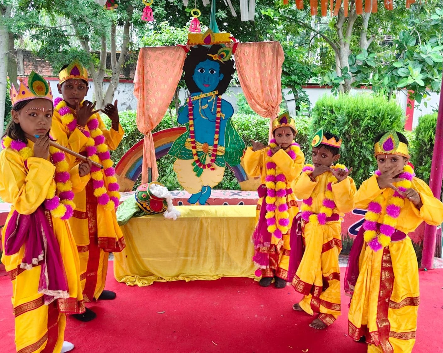 जलालाबाद में सरस्वती शिशु मंदिर में राधा-कृष्ण के रूप में सजे बच्चे। स्रोत: स्कूल जलालाबाद में सरस्वती शिशु मंदिर में राधा-कृष्ण के रूप में सजे बच्चे। स्रोत: स्कूल