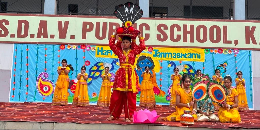 जन्माष्टमी के अवसर पर प्रस्तुतियां देते विद्यार्थी। विज्ञप्ति