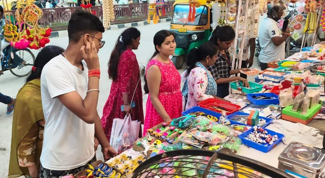 जन्माष्टमी के पूर्व संध्या पीडीडीयू नगर में सजावटी सामानों की खरीदारी करते लोग। संवाद