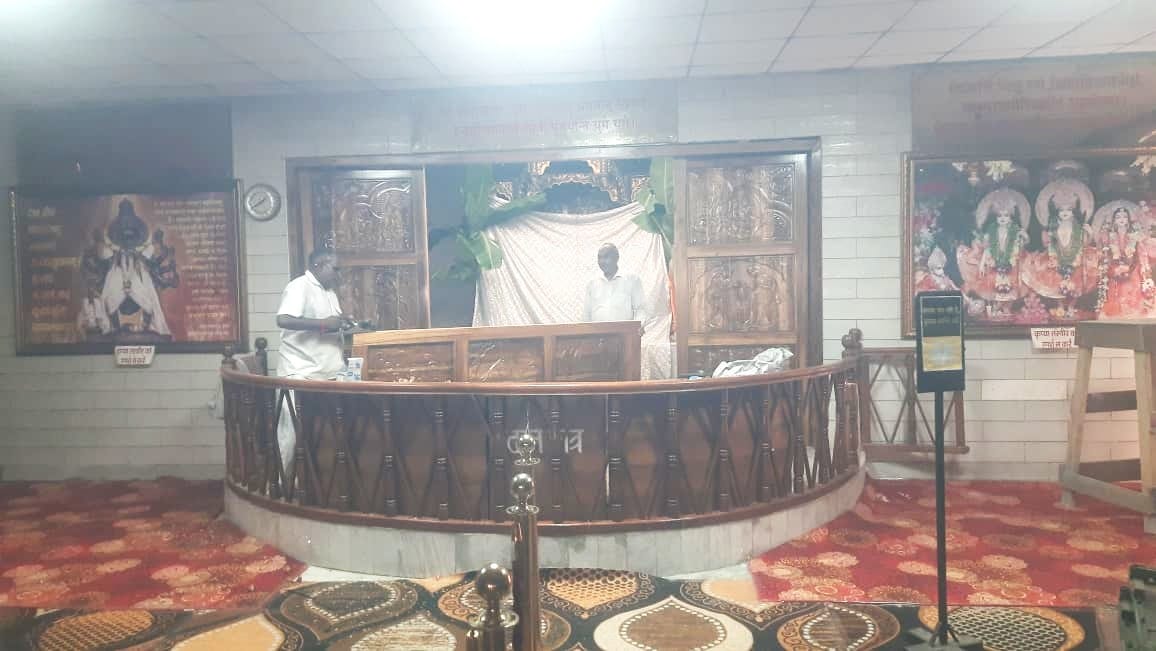 जन्माष्टमी पर्व को लेकर इस्कॉन मंदिर में तैयारियों करते मजदूर। संवाद जन्माष्टमी पर्व को लेकर इस्कॉन मंदिर में तैयारियों करते मजदूर। संवाद