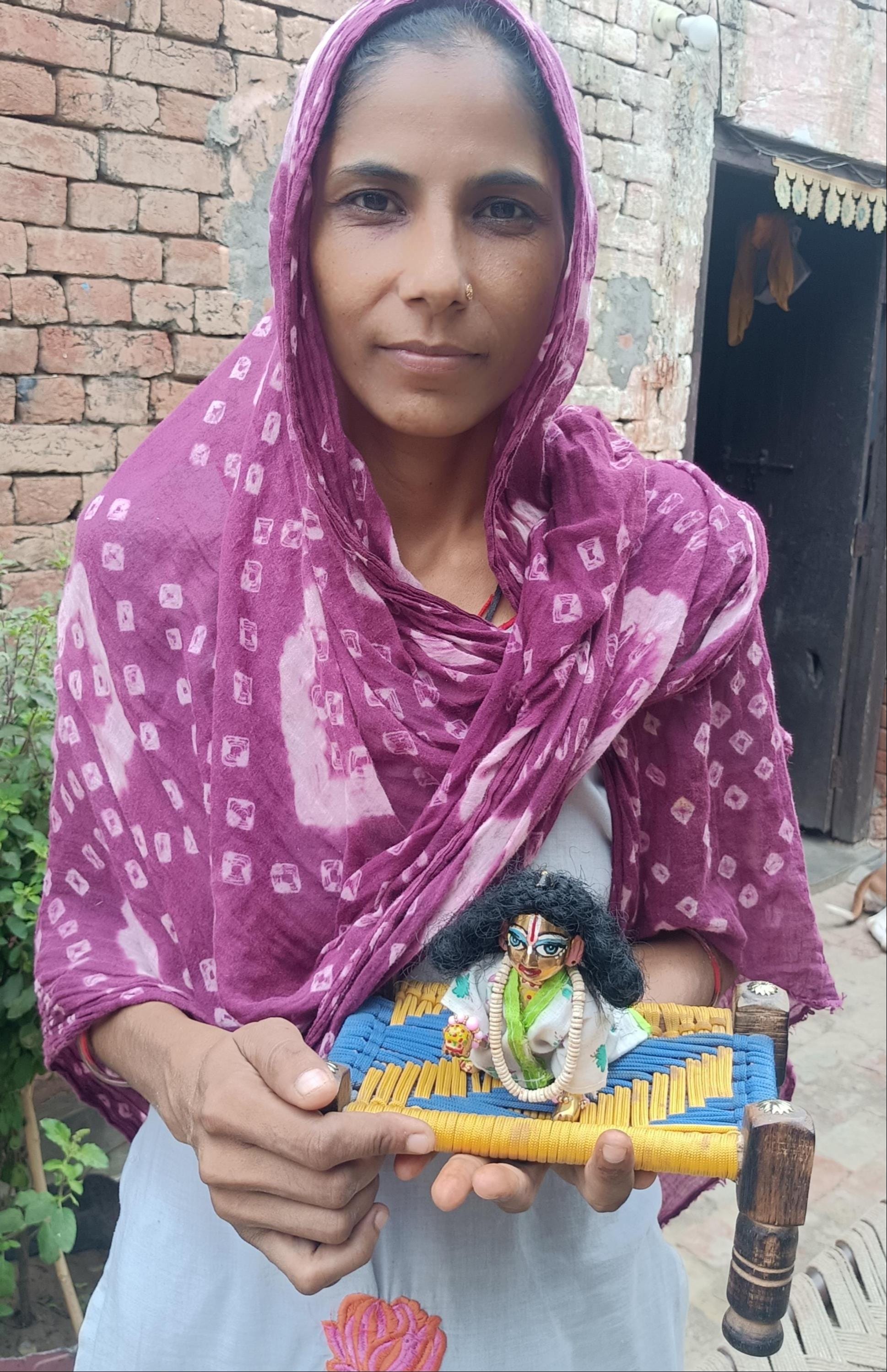 कान्हा जी के साथ सोनाली। महिला कान्हा जी के साथ सोनाली। महिला