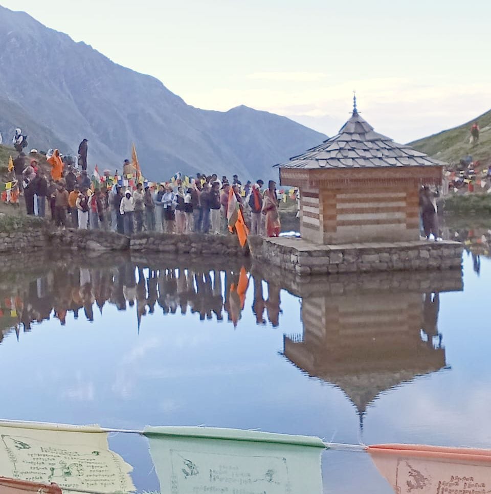 किन्नौर के युला कंडे स्थित मंदिर में भगवान श्रीकृष्ण के दर्शन को लगी कतारें। संवाद किन्नौर के युला कंडे स्थित मंदिर में भगवान श्रीकृष्ण के दर्शन को लगी कतारें। संवाद