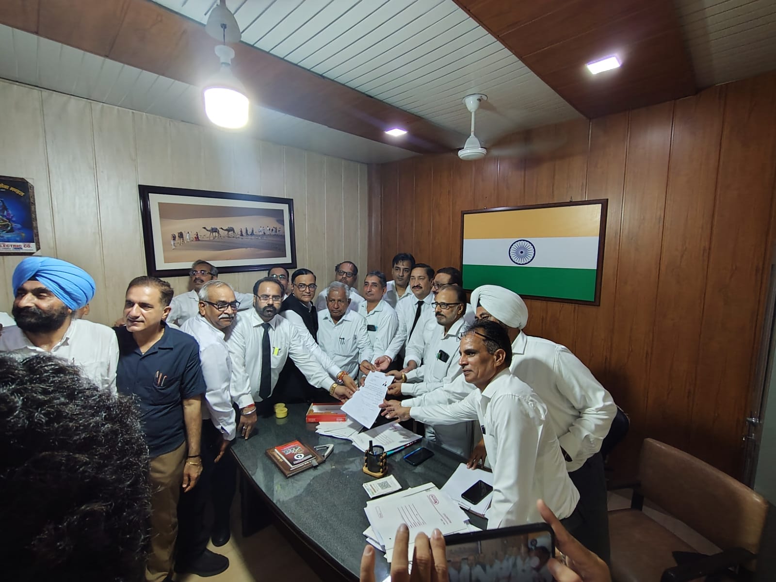 कुरुक्षेत्र। नामांकन पत्र जमा करवाते विक्रम शर्मा व अन्य अधिवक्ता। स्वयं कुरुक्षेत्र। नामांकन पत्र जमा करवाते विक्रम शर्मा व अन्य अधिवक्ता। स्वयं