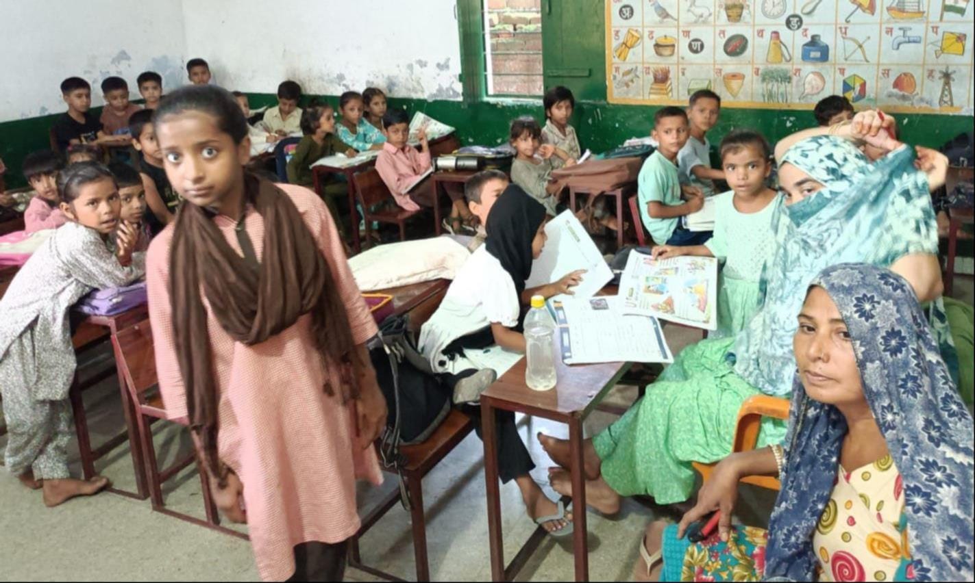कांधला नगर के प्राथमिक विद्य्रालय नंबर एक के मुख्य गेट पर लटका ताला। संवाद