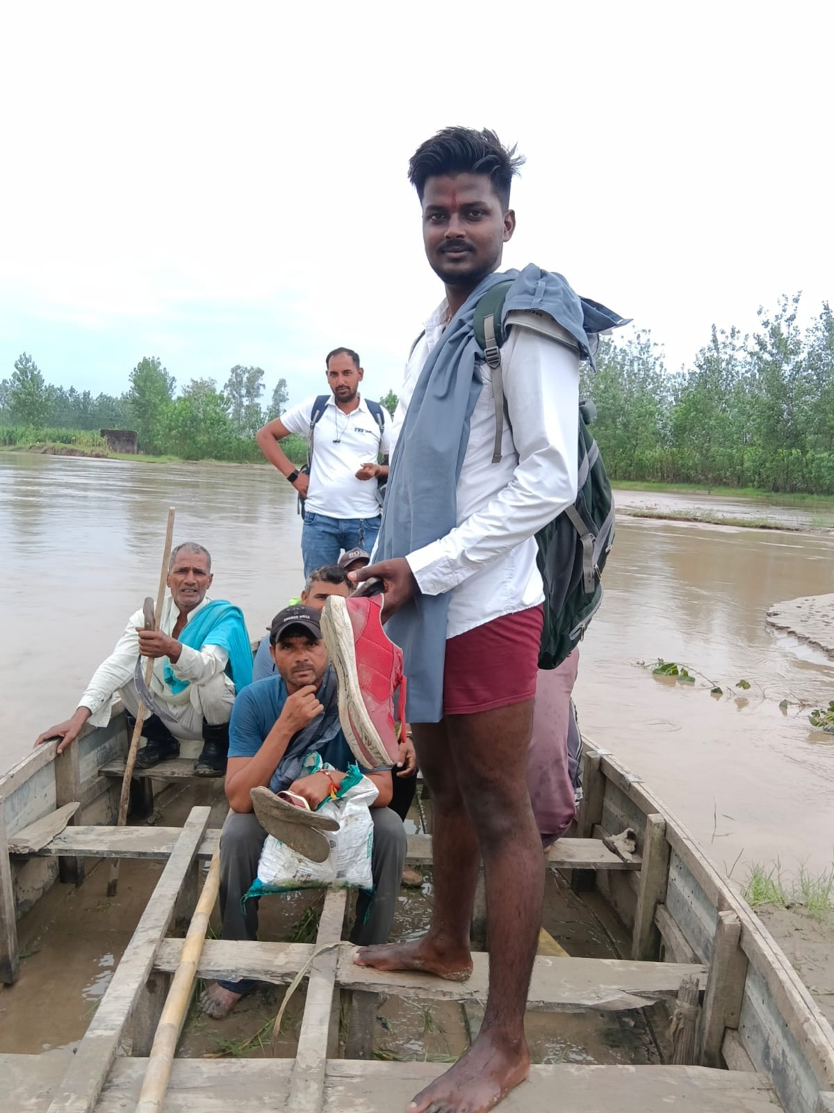 खतौली में बारिश से बचने को छाता लगाकर जाता ग्रामीण। संवाद खतौली में बारिश से बचने को छाता लगाकर जाता ग्रामीण। संवाद