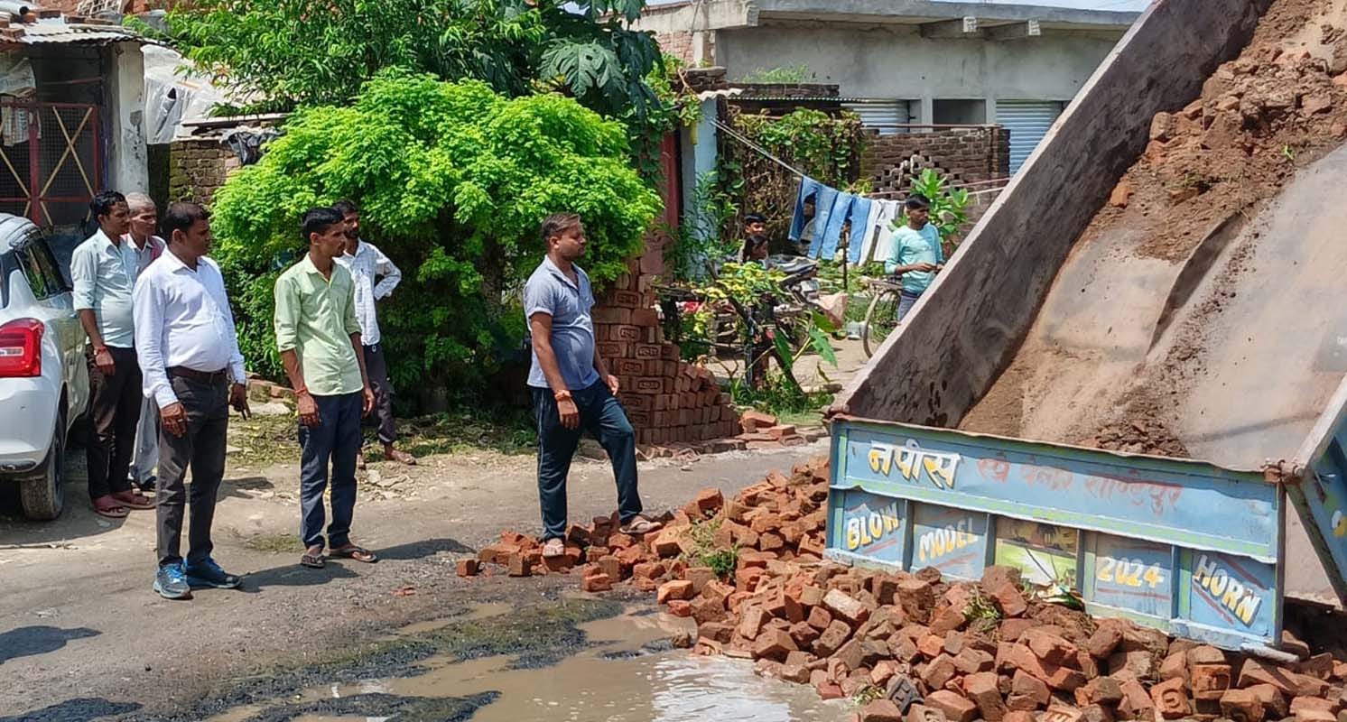खुटार में पलिया हाइवे पर गंदे पानी में गड्ढों के कारण पलटा ई रिक्शा। संवाद खुटार में पलिया हाइवे पर गंदे पानी में गड्ढों के कारण पलटा ई रिक्शा। संवाद