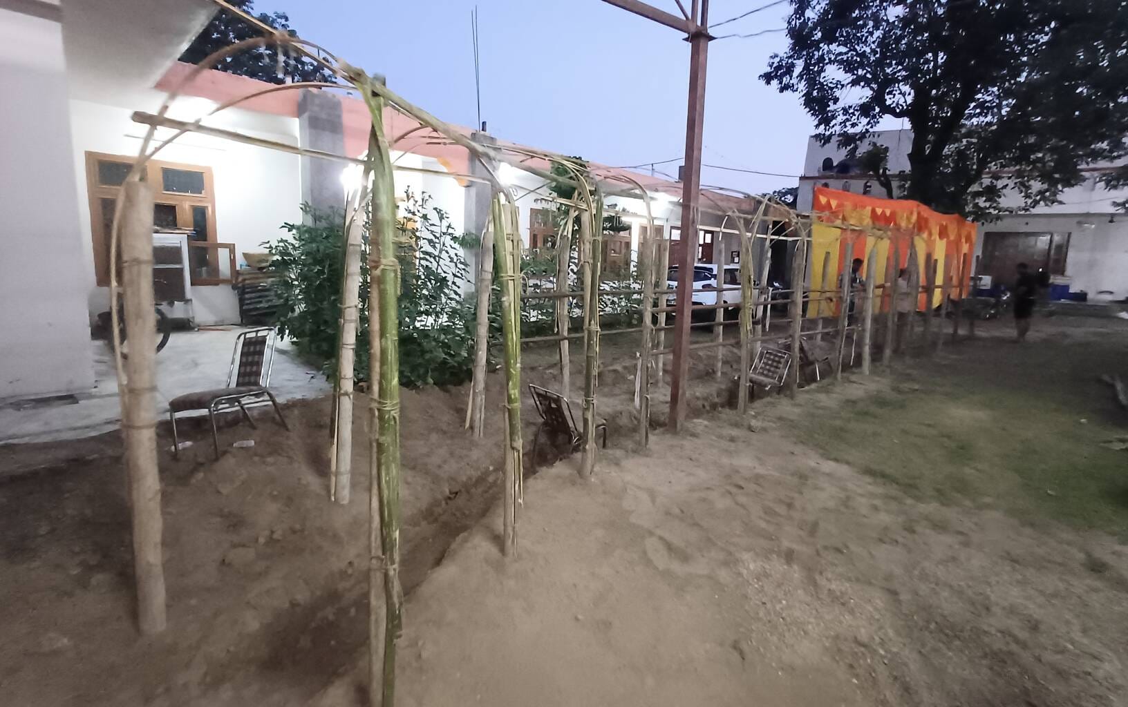 लाइट से जगमग अंबाला छावनी के रेसकोर्स स्थित श्री राधा कृष्ण मंदिर। संवाद