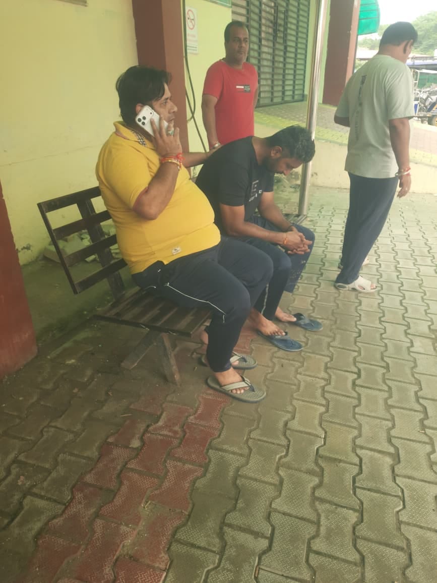 मॉडल टाउन मे फायरिंग के बाद जांच करती पुलिस की टीम। संवाद मॉडल टाउन मे फायरिंग के बाद जांच करती पुलिस की टीम। संवाद