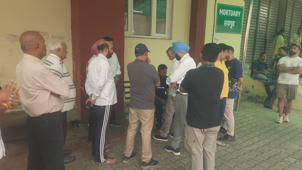 मॉडल टाउन मे फायरिंग के बाद जांच करती पुलिस की टीम। संवाद मॉडल टाउन मे फायरिंग के बाद जांच करती पुलिस की टीम। संवाद