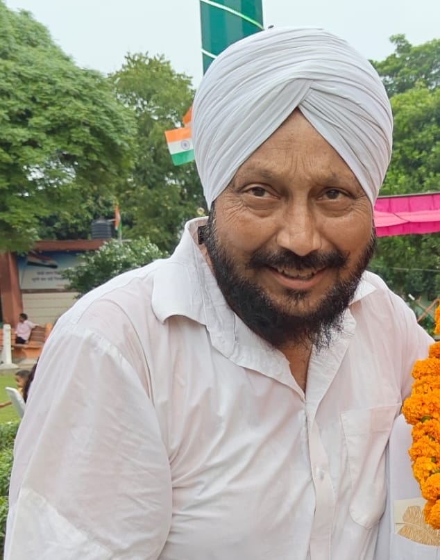 मॉडल टाउन मे फायरिंग के बाद जांच करती पुलिस की टीम। संवाद मॉडल टाउन मे फायरिंग के बाद जांच करती पुलिस की टीम। संवाद