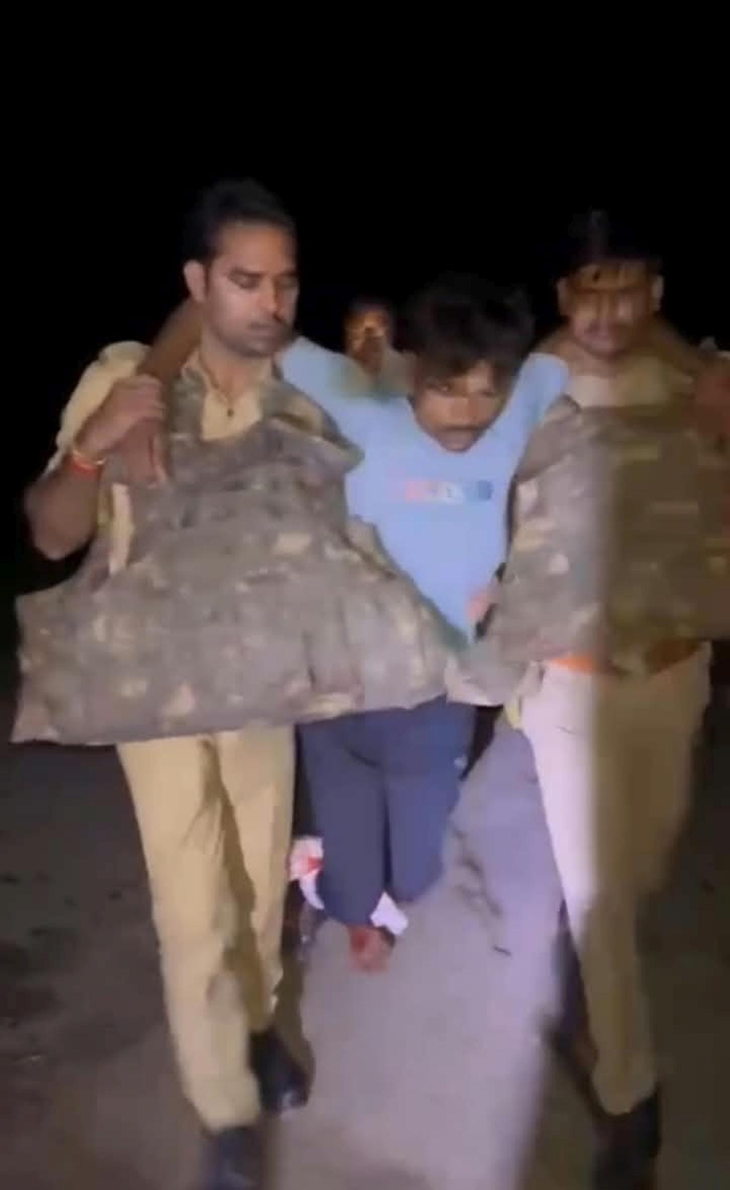 मुठभेड़ में घायल बदमाश को ले जाते पुलिसकर्मी व मौके पर जांच करते अधिकारी।