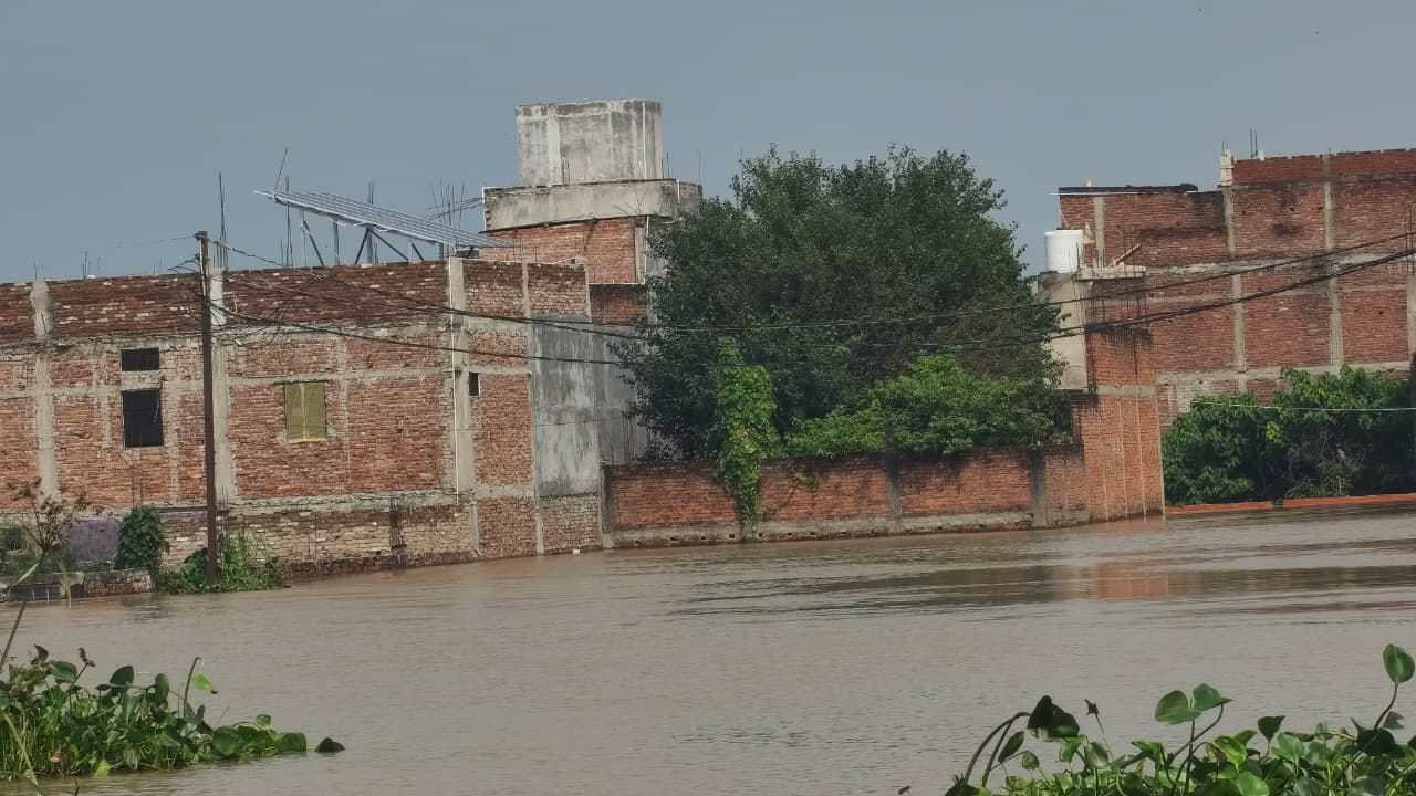 नगर के महावीर घाट स्थित गायत्री शक्तिपीठ परिसर में घुसा गंगा नदी के बाढ़ का पानी।संवाद