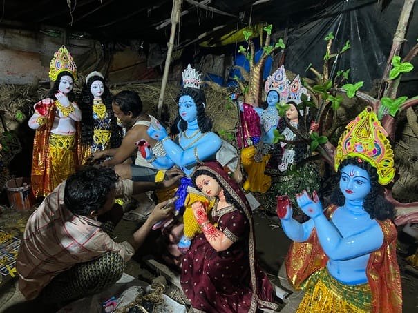 नगर के सहादतपुरा बाजार में सजी दुकान से श्री कृष्ण जन्माष्टमी पर्व के लिए मूर्ति और सजावट के सा