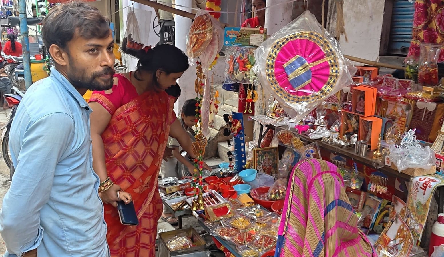 नगर में श्री कृष्ण जन्माष्टमी की पुजा के लिए खरीददारी करते लोग। संवाद