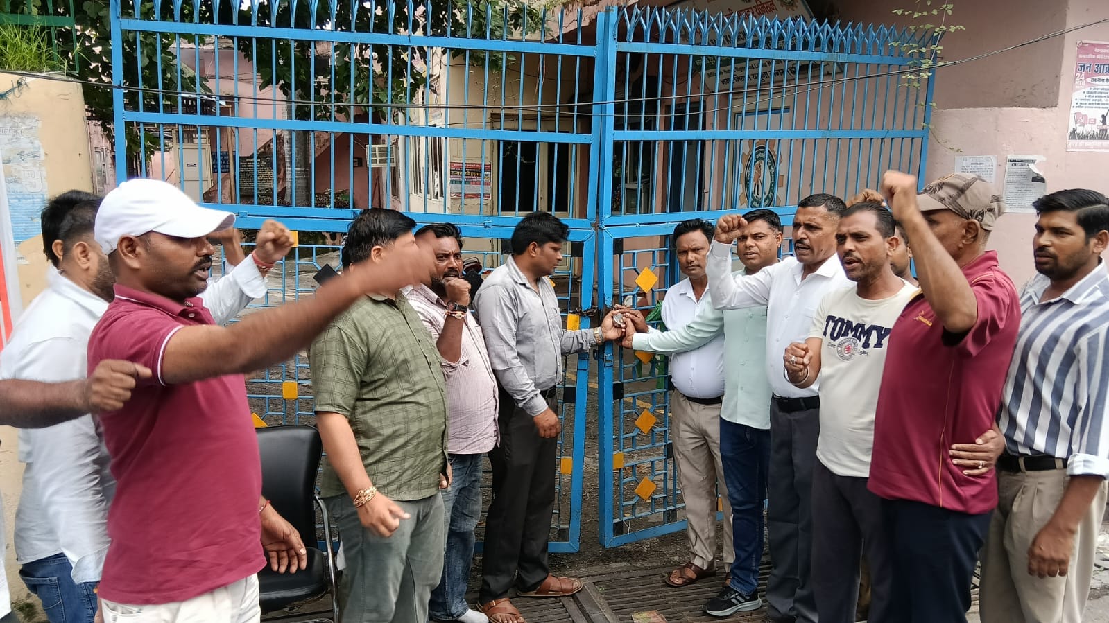 नगर निगम कार्यालय के मुख्य गेट के बाहर धरने पर बैठे कर्मचारी। संवाद नगर निगम कार्यालय के मुख्य गेट के बाहर धरने पर बैठे कर्मचारी। संवाद
