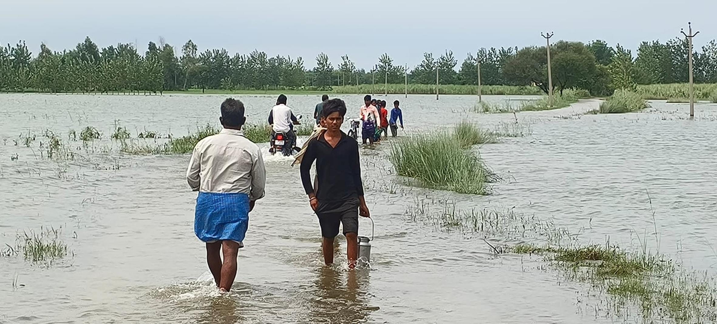 नदी में बाढ़ से गांवों में भरा पानी। नदी में बाढ़ से गांवों में भरा पानी।