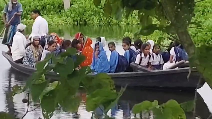 नाव में बैठकर स्कूल पहुंच रहे बच्चे, हर दिन जान का रिस्क नाव में बैठकर स्कूल पहुंच रहे बच्चे, हर दिन जान का रिस्क