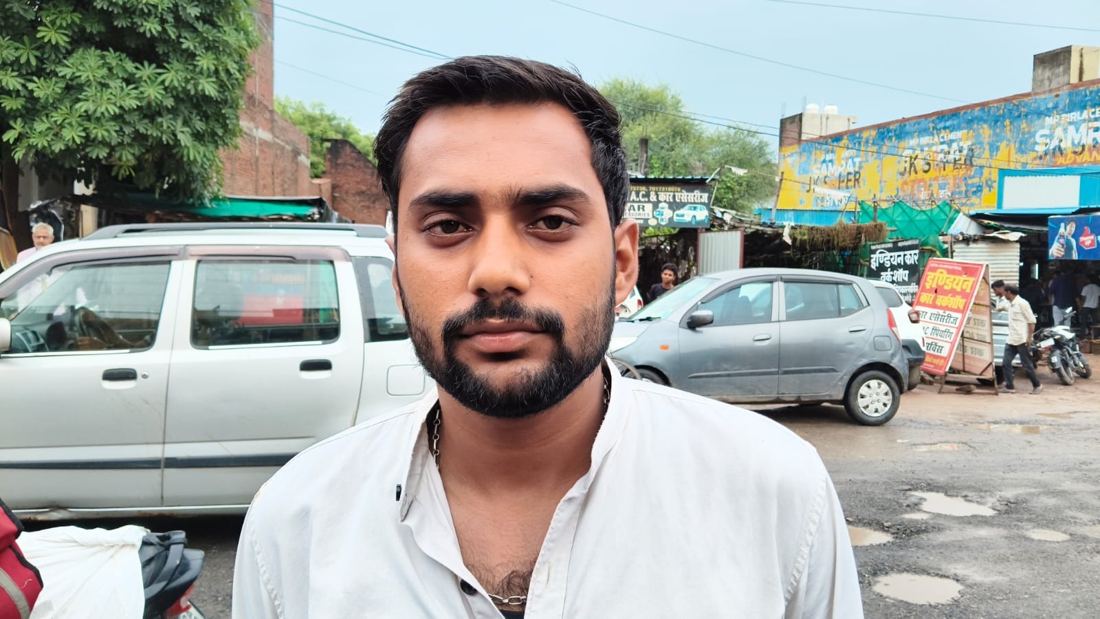 औरैया-जालौन मार्ग पर हुए गड्ढों के बीच निकलते वाहन। संवाद औरैया-जालौन मार्ग पर हुए गड्ढों के बीच निकलते वाहन। संवाद